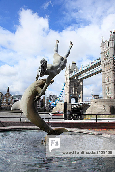 Statue und Turmbrücke London