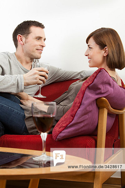 Paare  die sich mit Wein entspannen