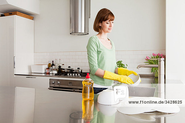 Frau beim Abwaschen