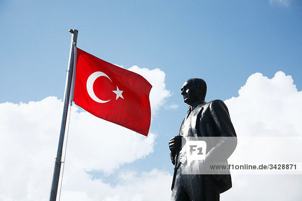 Türkische Flagge und Atatürk-Statue in kas  Türkei
