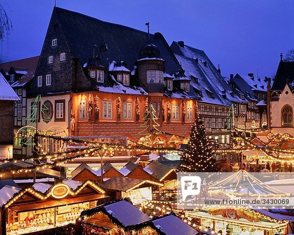 Christmas market  at market place with Kaiserworth hotel  Goslar  Harz  Lower Saxony  Germany  winter time