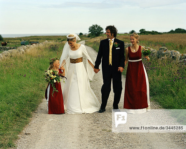 Skandinavien  Schweden  Oland  Braut und Bräutigam mit Brautjungfer und Blumen-Mädchen