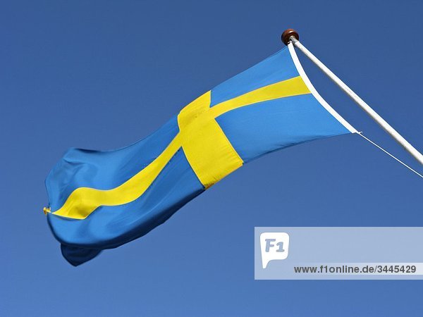 Skandinavien  Schweden  Stockholm  schwedische Flagge gegen Himmel  Nahaufnahme