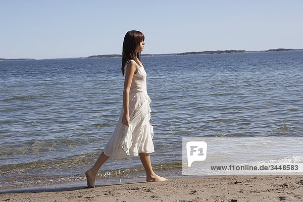 Junge Frau an einem Strand  Schweden.
