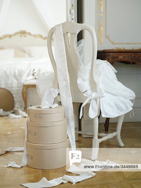 Skandinavien  Schweden  Sodermanland  Mariefred  Ansicht von Hochzeitskleid auf Stuhl im Zimmer