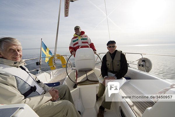 Skandinavien  Finnland  _Öland  Ansicht von drei Männern auf Segelboot