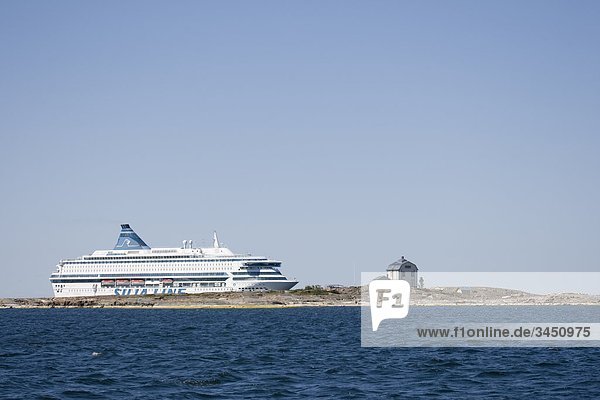 Skandinavien  Finnland  _Öland  Ansicht von Kreuzfahrtschiff Insel vorbei