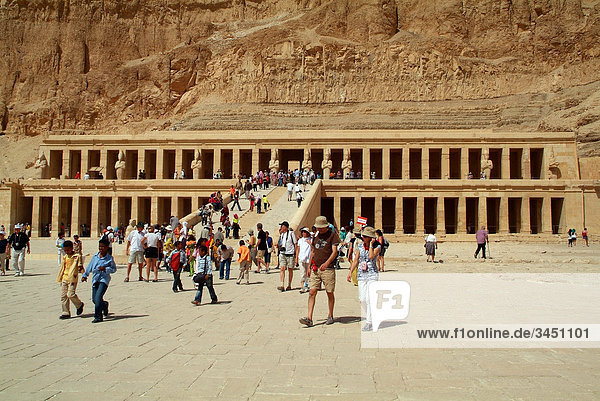 Touristen am Hatschepsut Tempel  Luxor  Ägypten