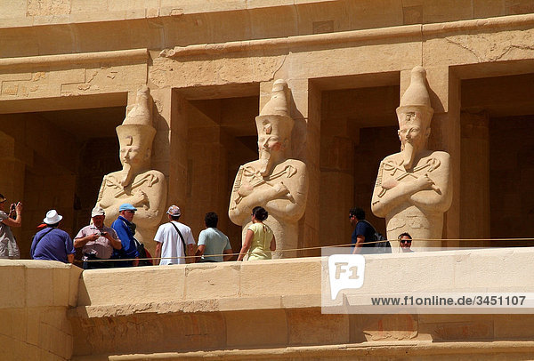 Touristen vor Statuen des Hatschepsut Tempels  Luxor  Ägypten  Flachwinkelansicht