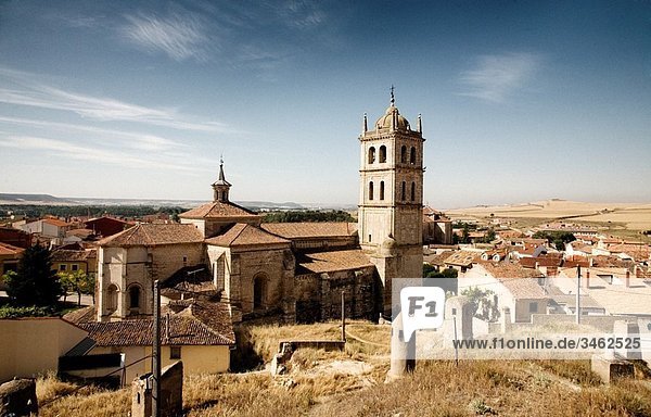 Vista general de Dueñas con la Iglesia de la Asunción Castilla-León España