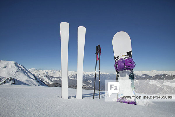 Ski und Snowboard im Schnee stecken geblieben