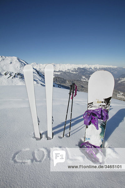 Ski und Snowboard im Schnee stecken geblieben