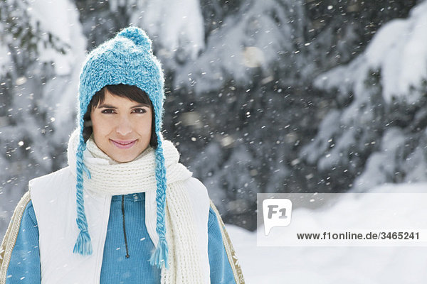 Junge Frau in Winterkleidung mit Blick auf die Kamera