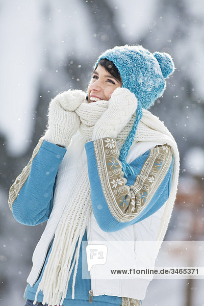 Junge Frau in Winterkleidung lächelnd