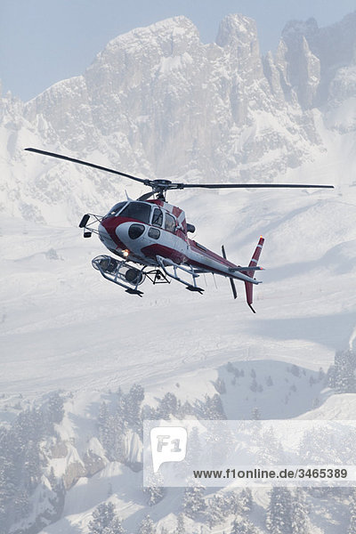 Frankreich  Courchevel  Hubschrauber im Flug