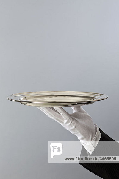 Detail eines Butlers mit einer Silberplatte