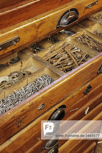 Antike Holzarbeiter-Werkzeugschublade gefüllt mit verschiedenen Schreinerei-Materialien