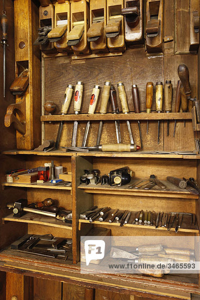 Antiker Holzarbeiterschrank mit verschiedenen Werkzeugen