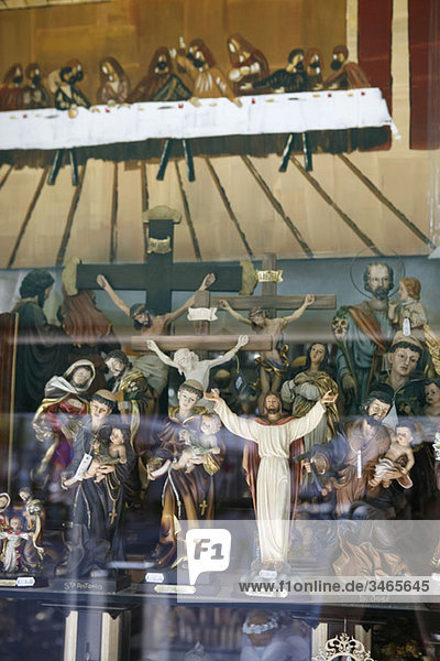 Religiöse Ikonen in einem Schaufenster angeordnet