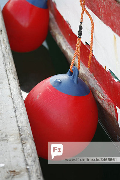 Stoßstangen für Boote  die an einem Bootssteg angedockt sind