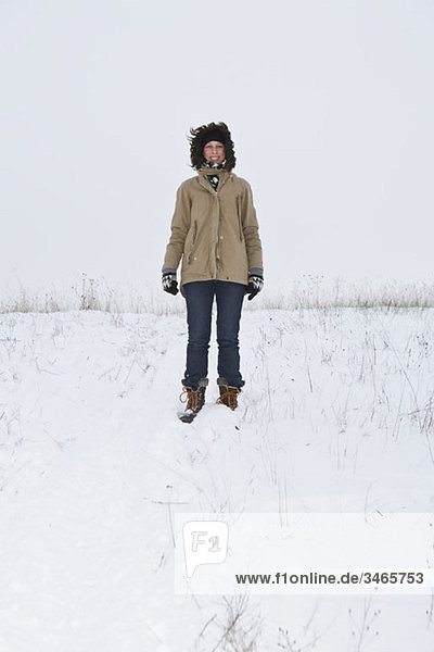 Eine Frau steht auf einem verschneiten Hügel  Porträt