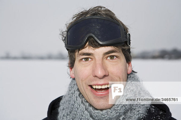 Ein Mann im Freien im Winter  Kopf und Schultern  Portrait