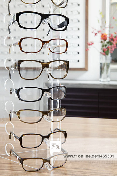 Brillenständer in einem Brillengeschäft