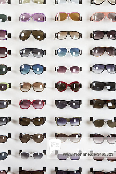 Sonnenbrillen-Display in einem Brillengeschäft