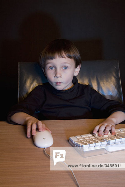 Ein Junge mit Computermaus und Tastatur