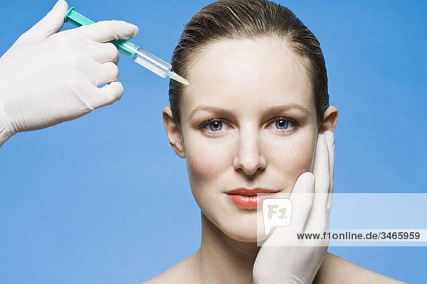 Eine Frau  die eine Botox-Injektion erhält.