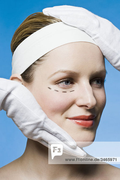 Ein Gesundheitshelfer  Detail der Hände  Vorbereitung einer Frau für die plastische Chirurgie  Kopfschuss