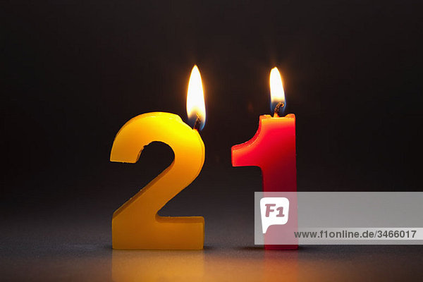 Zwei Kerzen in Form der Zahlen 21