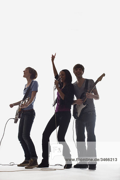 Zwei Gitarristen und eine Sängerin  Studioaufnahme  weißer Hintergrund  hinterleuchtet