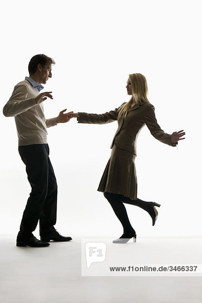 Ein Mann und eine Frau tanzen
