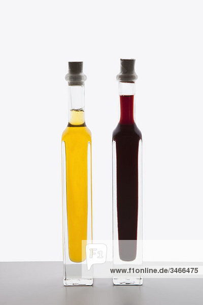 Flaschen mit Olivenöl und Balsamico-Essig