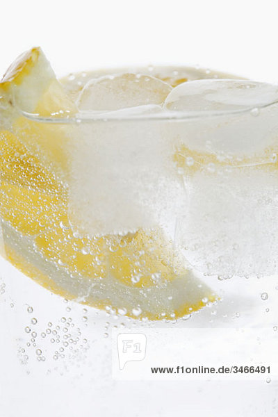 Detail einer Zitronenscheibe in Wasser