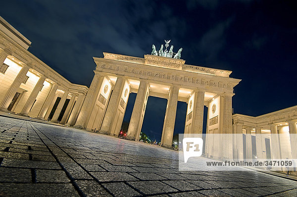 Brandenburger Tor am Abend  Berlin  Deutschland  Europa