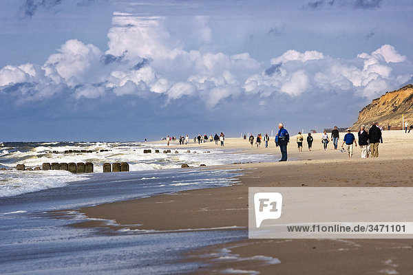Touristen am Strand  Sylt  Schleswig-Holstein  Deutschland  Europa