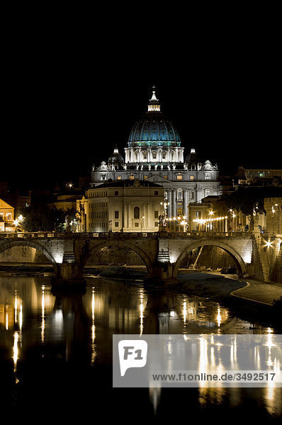 Tiber und Vatikan bei Nacht  Rom  Italien  Europa