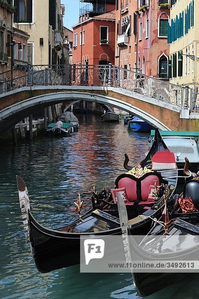 Gondeln und Brücke  Venedig  Italien  Europa