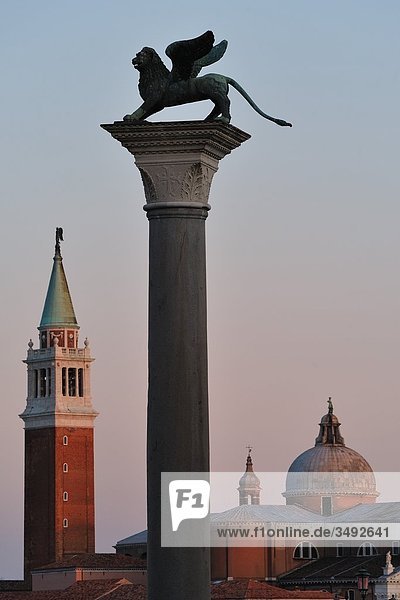 Markussäule und San Giorgio maggiore  Venedig  Italien  Europa