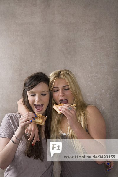 Freunde essen zusammen Sandwich