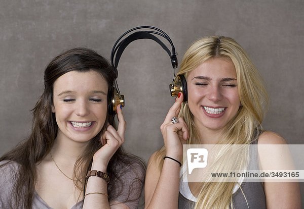 Teenager-Freunde teilen sich Kopfhörer