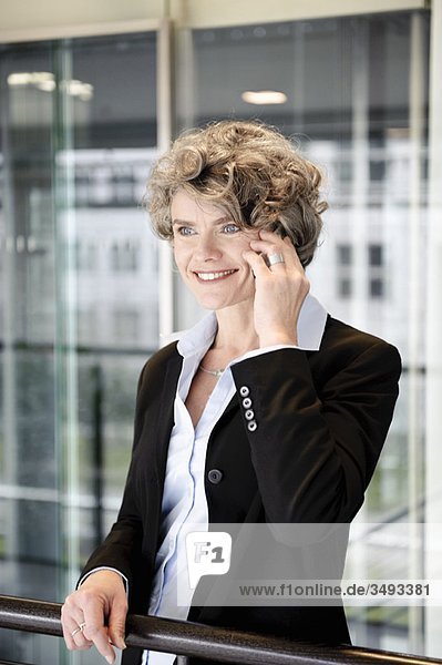 Geschäftsfrau mit Handy