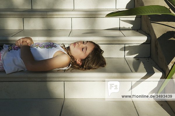 Mädchen entspannt auf der Treppe