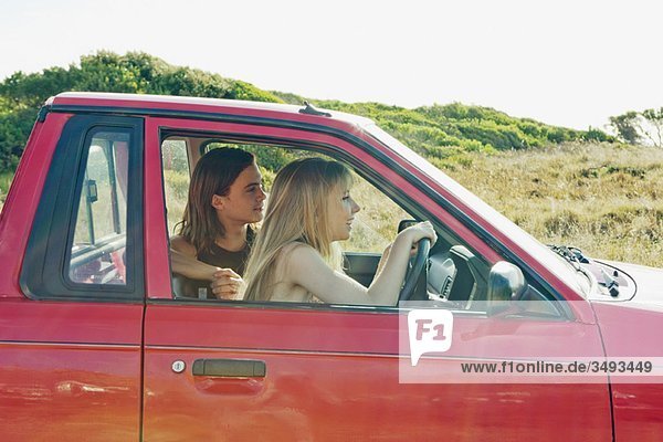Mädchen lernt Autofahren