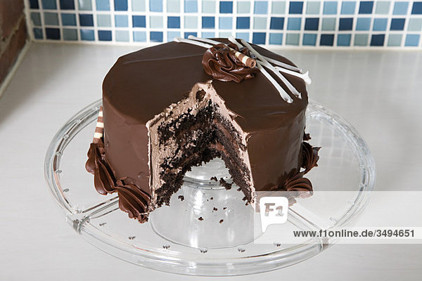 Schokoladenkuchen mit fehlender Scheibe