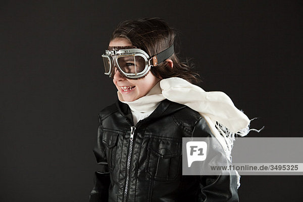 Junge mit Fliegerbrille  als Pilot verkleidet