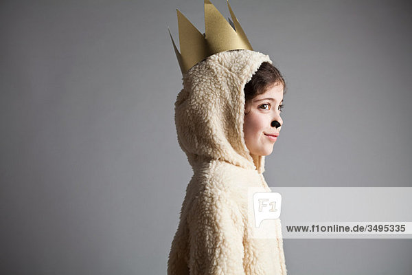 Junges Mädchen verkleidet als Schaf mit goldener Krone