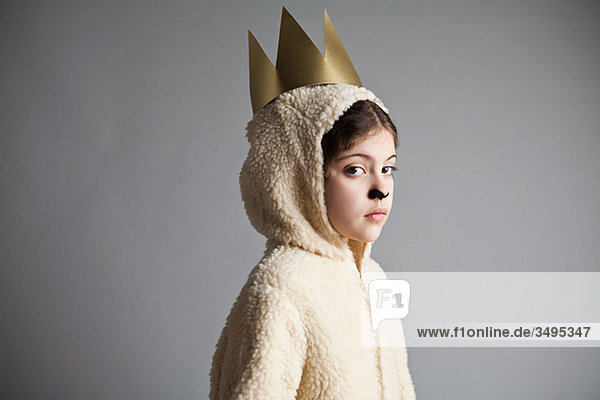 Junges Mädchen verkleidet als Schafe  tragen gold crown